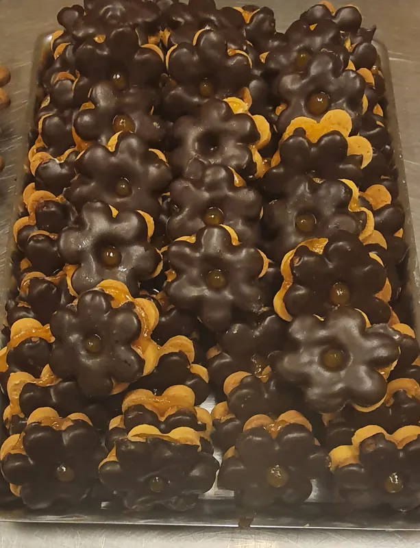 Fiori di frolla doppi ricoperti di cioccolato fondente