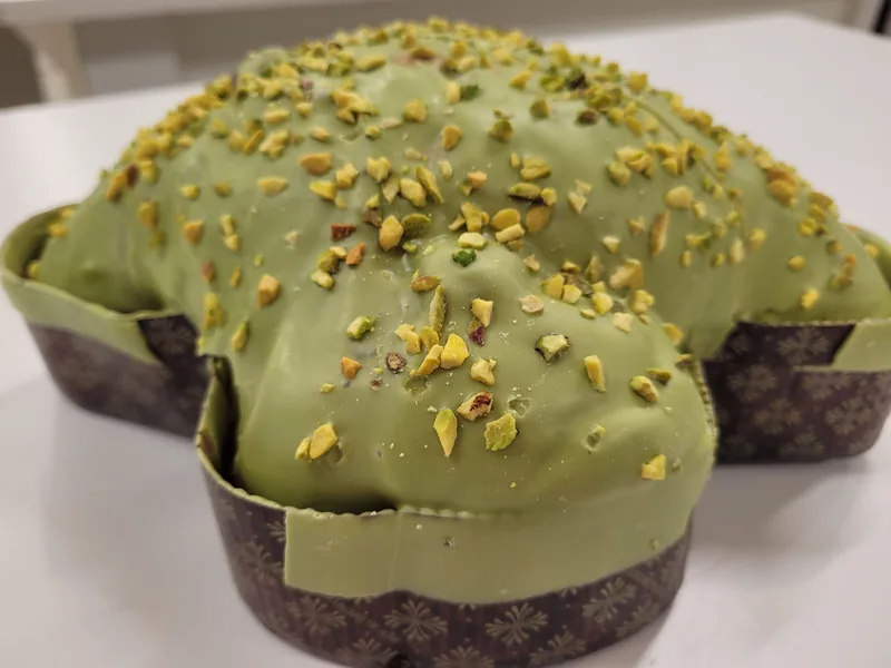 Colomba glassata al pistacchio con granella di pistacchio
