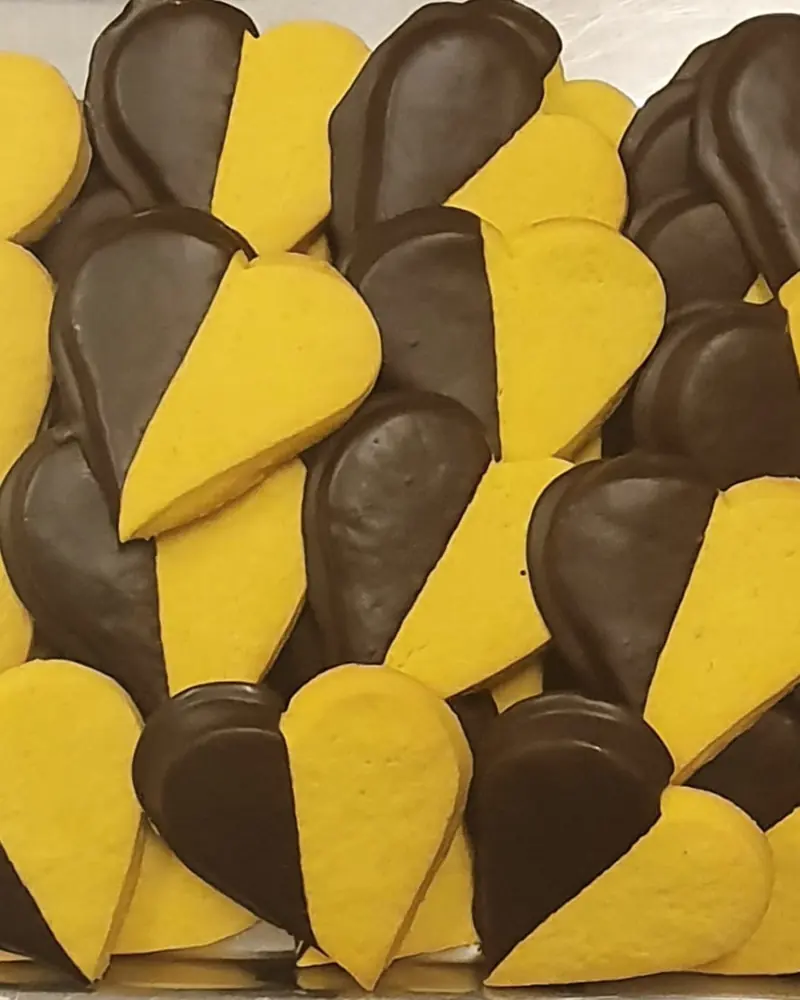 Biscotti a cuore mezzi intinti nel cioccolato