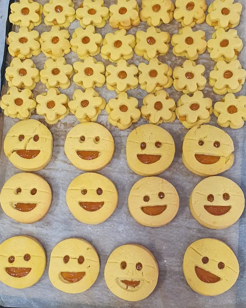 Biscotti a faccina sorridente e a fiore