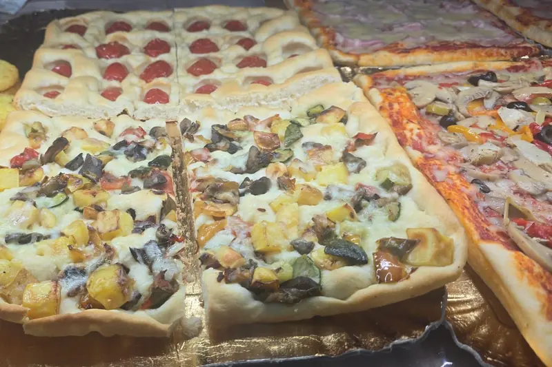 Focacce e pizza al trancio sul banco di Panfruit