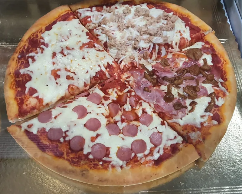 Pizza tonda tagliata a spicchi: margherita, tonno e cipolla, würstel, cotto e funghi